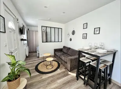 Coin salon dans l'établissement Joli appartement avec parking