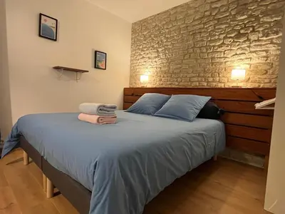 Un ou plusieurs lits dans un hébergement de l'établissement Gîte La Lézardière avec piscine chauffée dès le 4 avril