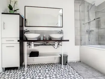 Salle de bains dans l'établissement Gîte La Lézardière avec piscine chauffée dès le 4 avril