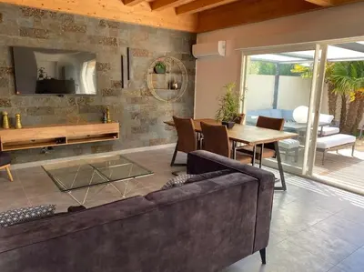 Coin salon dans l'établissement Villa 300m de la mer, Chatelaillon Piscine et SPA