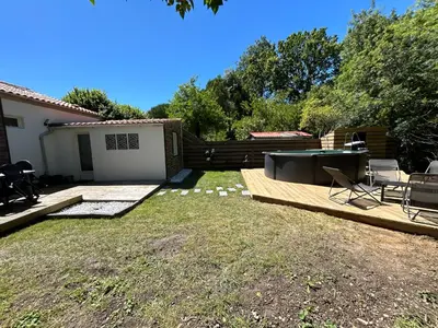 Jardin de l'établissement Maison 8 min en voiture de Chatelaillon plage avec piscine hors sol privative