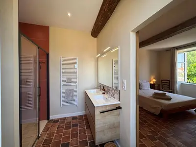 Salle de bains dans l'établissement Le Prieuré Saint Pierre, gîtes et chambres d'hôtes dans un parc classé