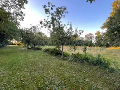 Jardin de l'établissement Le Prieuré Saint Pierre, gîtes et chambres d'hôtes dans un parc classé