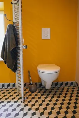 Salle de bains dans l'établissement Chez Guilem chambre jaune
