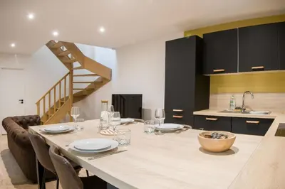 Cuisine ou kitchenette dans l'établissement Magnifique T4 hypercentre Rochefort, arrivée autonome