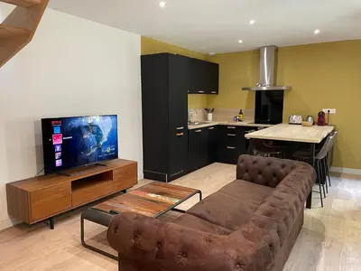 Télévision ou salle de divertissement dans l'établissement Magnifique T4 hypercentre Rochefort, arrivée autonome