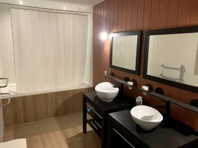 Salle de bains dans l'établissement Une chambre au calme en Gâtine Deux-Sévrienne