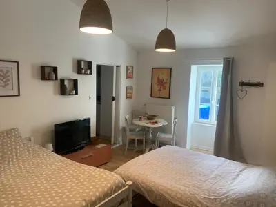 Un ou plusieurs lits dans un hébergement de l'établissement Une chambre au calme en Gâtine Deux-Sévrienne