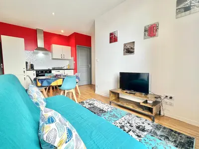 Télévision ou salle de divertissement dans l'établissement Le Cassiopée ~ T3 avec parking proche centre ville