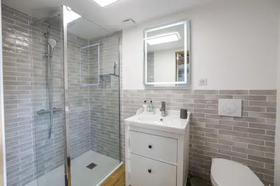 Salle de bains dans l'établissement Plemont