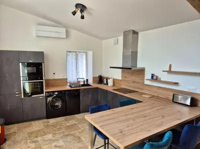 Cuisine ou kitchenette dans l'établissement Gîte des oliviers avec barque et vélo
