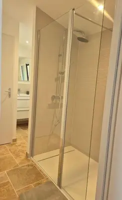 Salle de bains dans l'établissement Gîte des oliviers avec barque et vélo