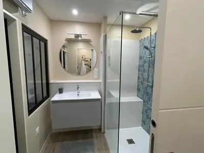 Salle de bains dans l'établissement T2 rénové proche des arènes
