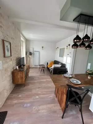 Coin salon dans l'établissement T2 rénové proche des arènes