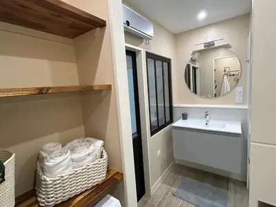 Salle de bains dans l'établissement T2 rénové proche des arènes