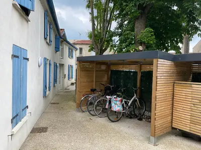 Vélo sur le terrain de l'établissement A -15min à Vélo du vieux Port La Rochelle 3 ou dans les environs