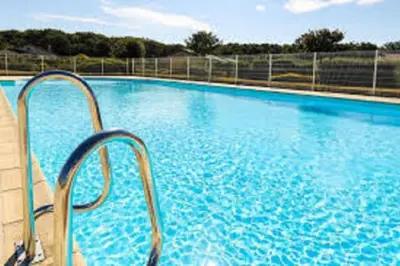 Piscine de l'établissement Charmante maison de vacances - Domaine les Forges ou située à proximité
