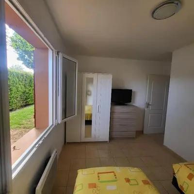 Télévision ou salle de divertissement dans l'établissement Charmante maison de vacances - Domaine les Forges