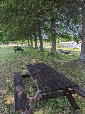 Jardin de l'établissement Les logements insolites de la Base Nautique