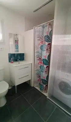 Salle de bains dans l'établissement Maisonnette indépendante