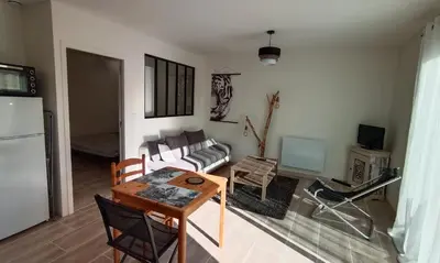 Télévision ou salle de divertissement dans l'établissement Maisonnette indépendante