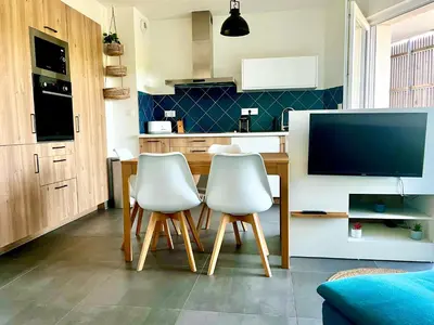 Cuisine ou kitchenette dans l'établissement Superbe appartement extérieur, 2 chambres, parking