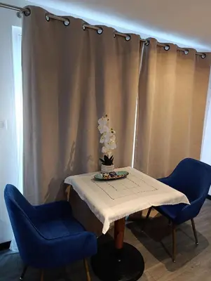 Coin salon dans l'établissement Appartement meublé avec parking tv box netflix