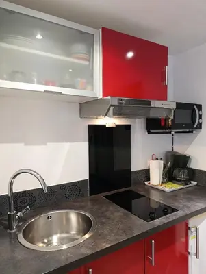 Cuisine ou kitchenette dans l'établissement Appartement meublé avec parking tv box netflix