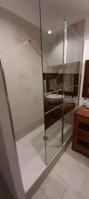 Salle de bains dans l'établissement Charmante maison CHUFAC Futuroscope 15 min