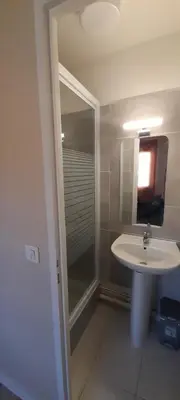 Salle de bains dans l'établissement Charmante maison CHUFAC Futuroscope 15 min