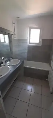 Salle de bains dans l'établissement Charmante maison CHUFAC Futuroscope 15 min