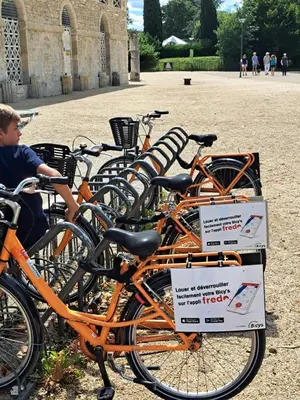 Vélo sur le terrain de l'établissement Duplex vue dégagée sur le vieux Saintes ou dans les environs