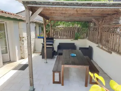 Balcon ou terrasse dans l'établissement Maison accueillante avec piscine à Meursac + Spa