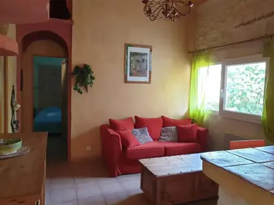 Coin salon dans l'établissement Maison de charme à Meursac avec piscine