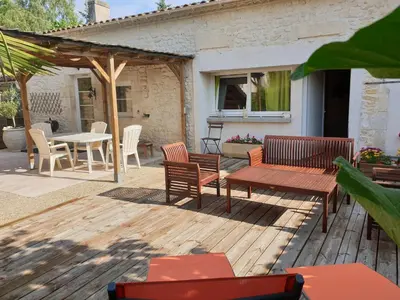 Terrasse ou espace extérieur de l'établissement Maison de charme à Meursac avec piscine