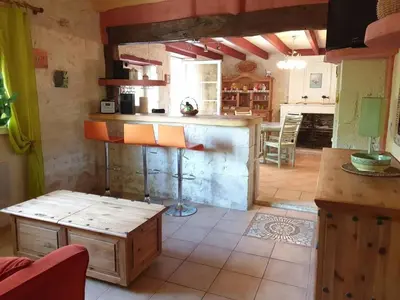 Cuisine ou kitchenette dans l'établissement Maison de charme à Meursac avec piscine
