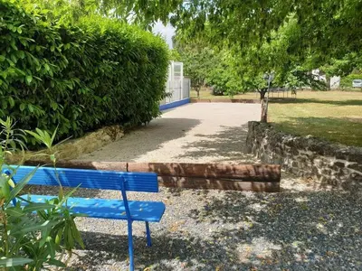 Jardin de l'établissement Maison de charme à Meursac avec piscine