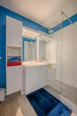 Salle de bains dans l'établissement Appartement Cosy - Résidence avec Parc et Piscine