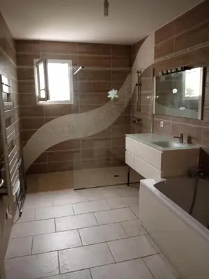 Salle de bains dans l'établissement Maison spacieuse proche de la Mer