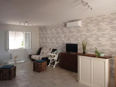 Télévision ou salle de divertissement dans l'établissement Maison spacieuse proche de la Mer