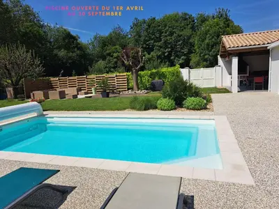 Piscine de l'établissement Pour des vacances ideales ou située à proximité