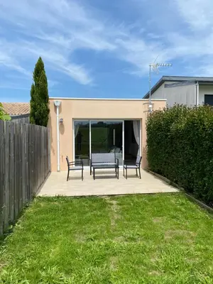 Jardin de l'établissement Maison moderne avec jardin