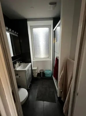 Salle de bains dans l'établissement Belle maison proche plage
