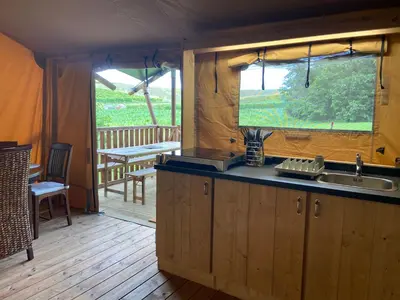 Cuisine ou kitchenette dans l'établissement LODGE Champêtre Glamping