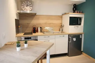 Cuisine ou kitchenette dans l'établissement Le Lodge