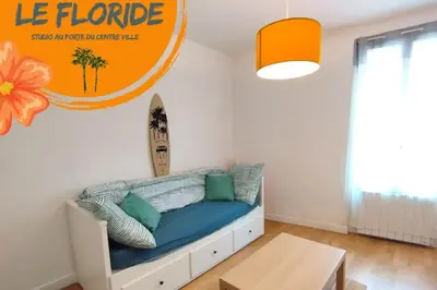 Coin salon dans l'établissement Le Floride Jolie studio à Poitiers FIBRE