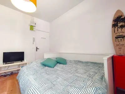 Un ou plusieurs lits dans un hébergement de l'établissement Le Floride Jolie studio à Poitiers FIBRE