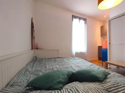 Un ou plusieurs lits dans un hébergement de l'établissement Le Floride Jolie studio à Poitiers FIBRE