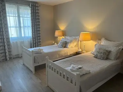 Un ou plusieurs lits dans un hébergement de l'établissement Spacious Family Friendly 3-Bed with private Courtyard Walk to Cognac Centre