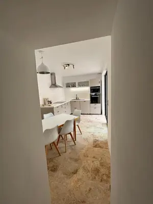 Cuisine ou kitchenette dans l'établissement Spacious Family Friendly 3-Bed with private Courtyard Walk to Cognac Centre